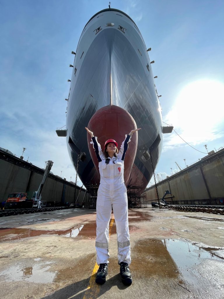 Metrelik Kruvaziyerin Dümenindeki Türk Kaptan Hande Yamanel