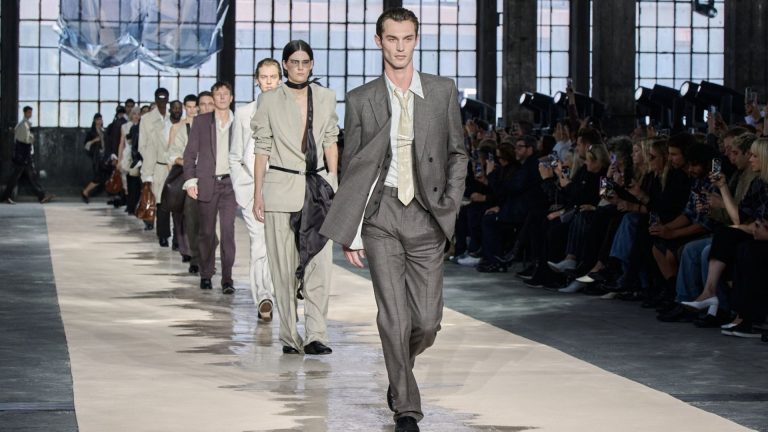 BOSS Milano Defilesi: Erkek Modasında Zamanın Ötesine Geçen Zarafet