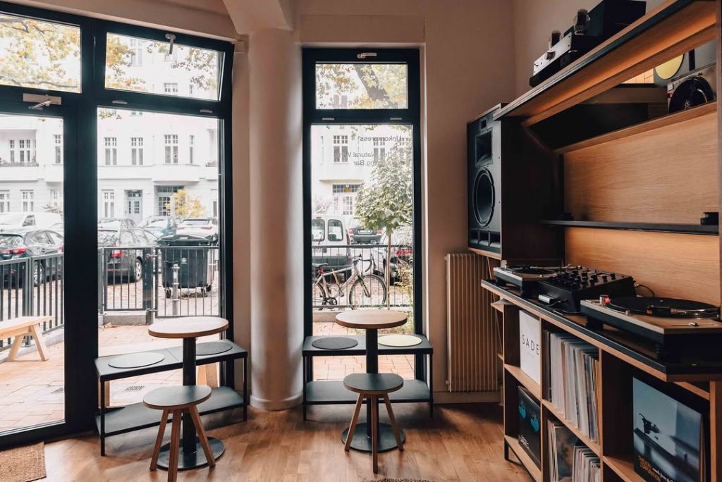 Kahve Soğumadan Müzik Başlıyor: Yeni Nesil Hi-Fi Kafe Konsepti