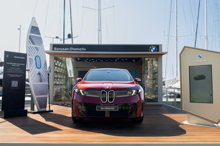 Yeni BMW iX3, Elektrikli Mobiliteyi Yalıkavak Marina’ya Taşıyor